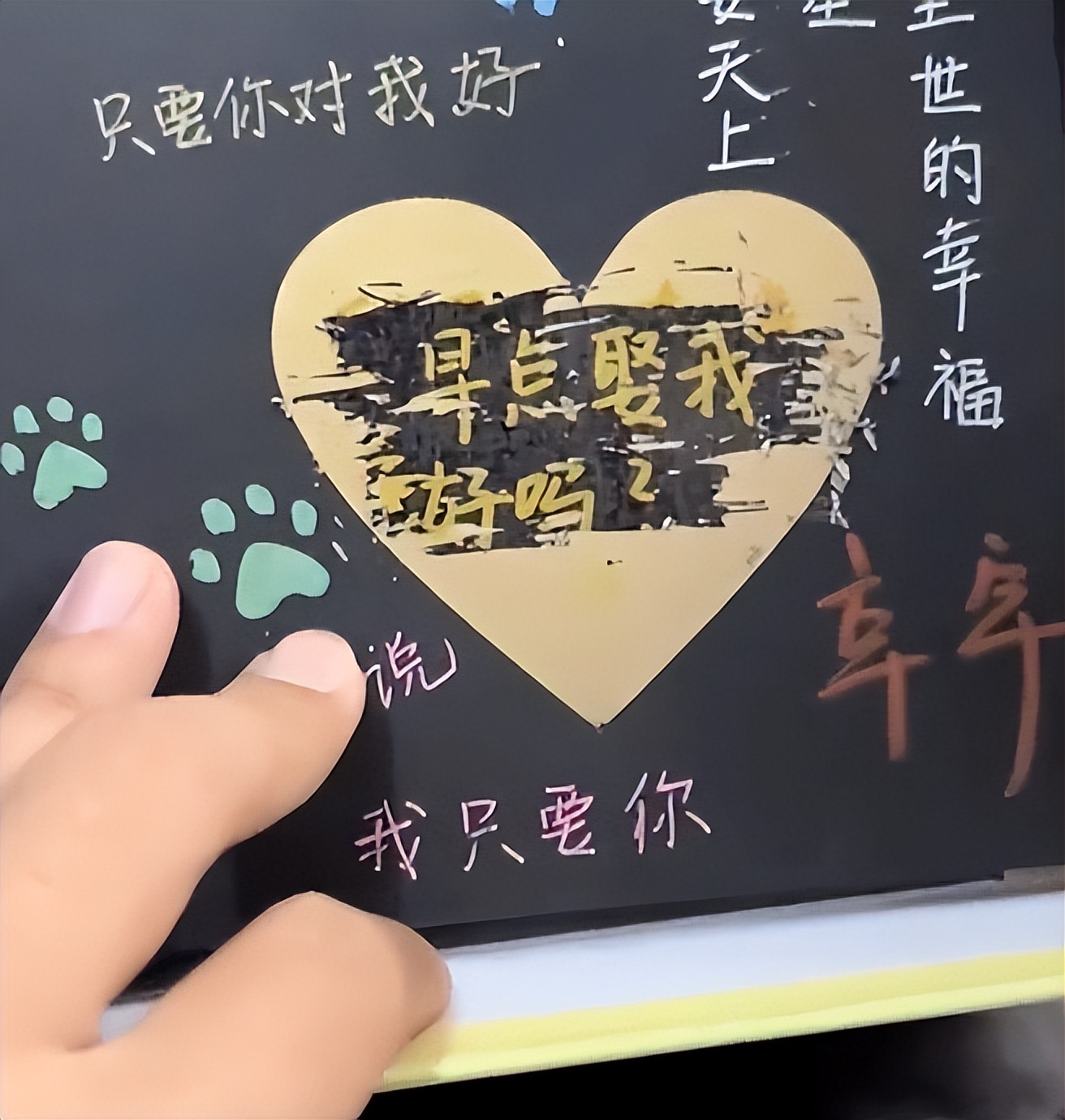 破防了，大四学生收拾行李，却意外发现初恋送的礼物“暗藏玄机”