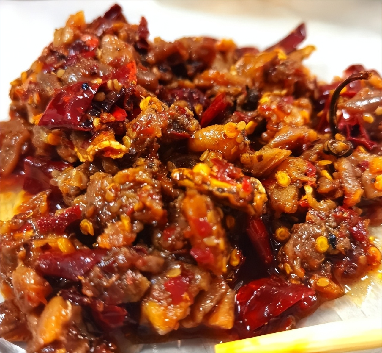 那红油裹着的兔丁看起来是那样让人垂涎三尺,那麻辣辛香的味道更是在