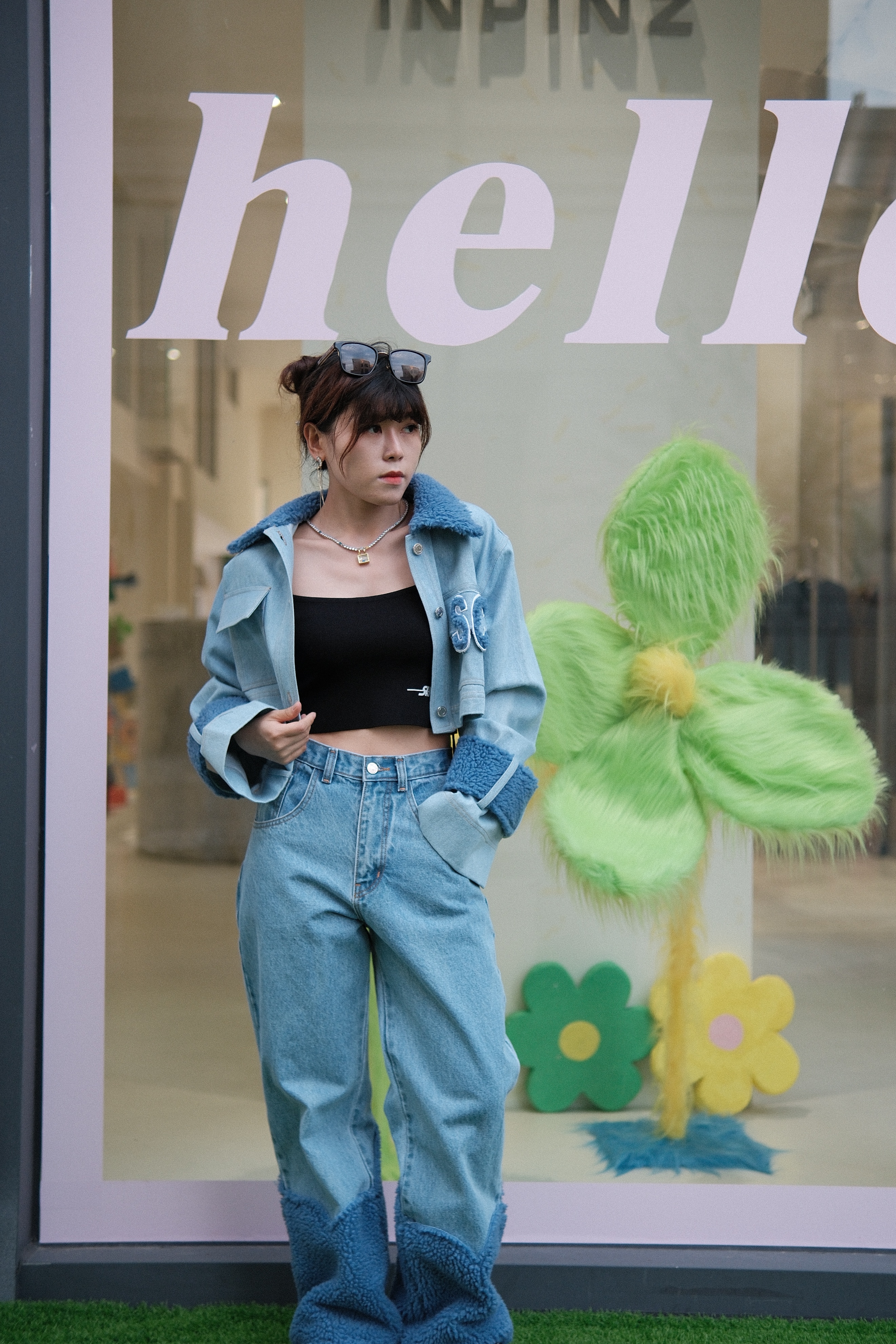 牛仔服穿搭的美女模特街拍，吊带牛仔绝赞搭配，是你喜欢的样子吗