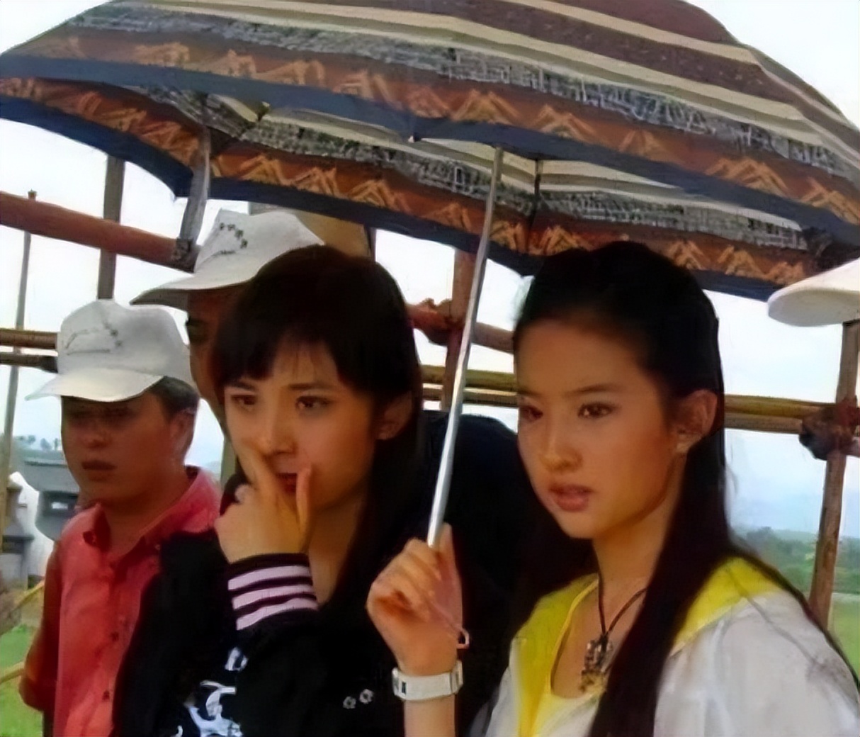 17年前，有谁注意到刘亦菲身后打伞的小女孩，现在火得一塌糊涂