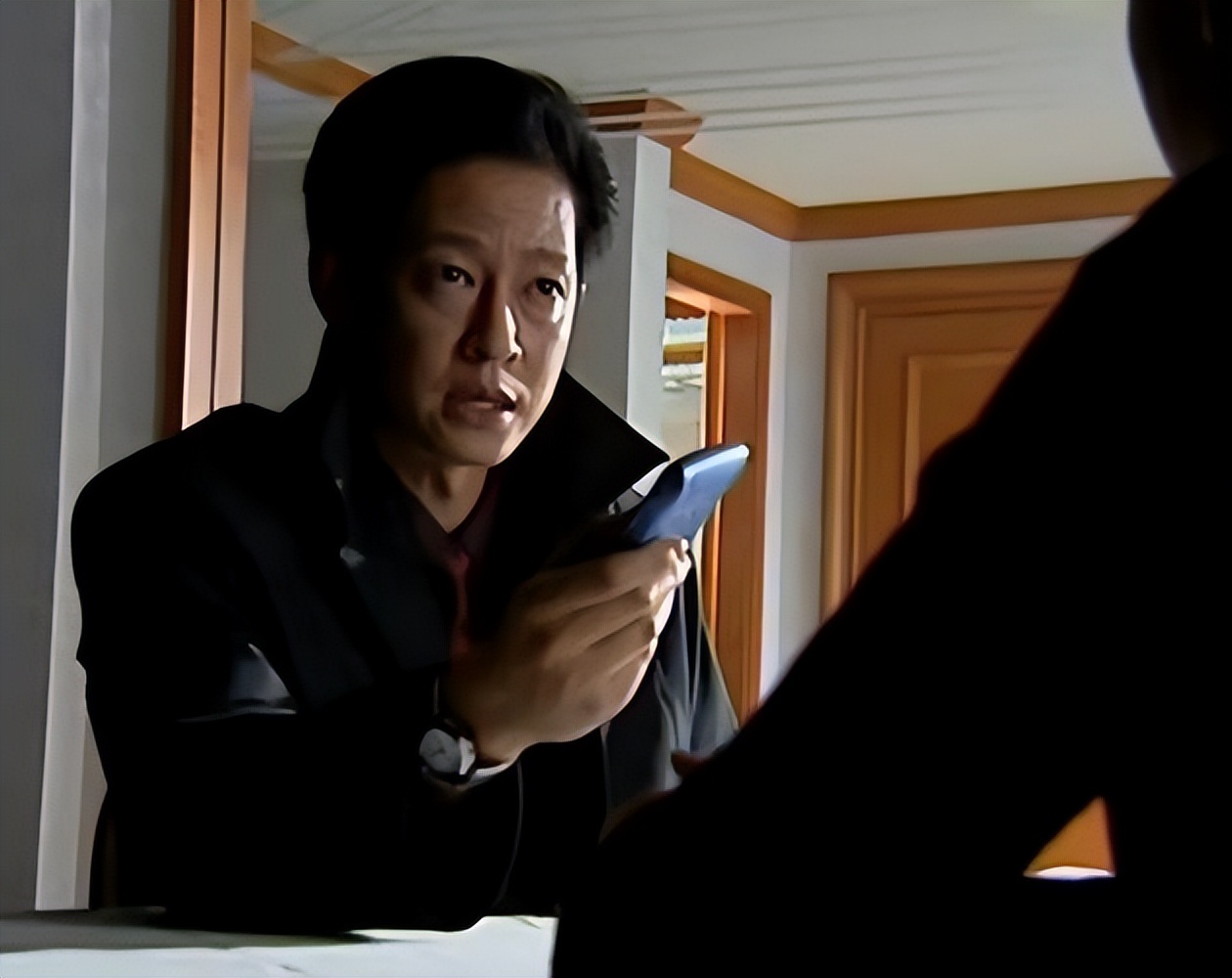 同样是演“黑老大”，把王志文和孙红雷放在一起，差距就出来了