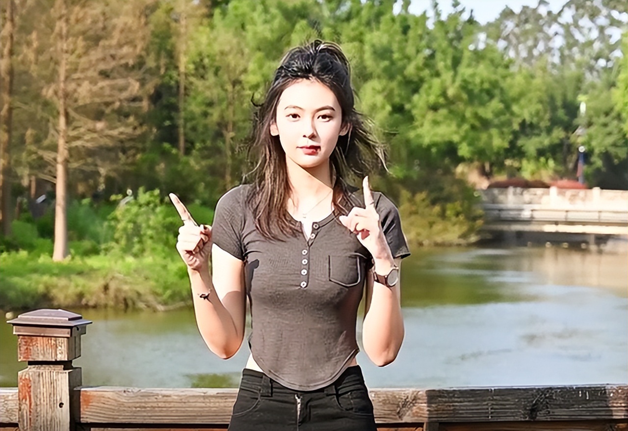 福建一美女校花火了,外表酷似张雨绮,网友:行走的招生简章