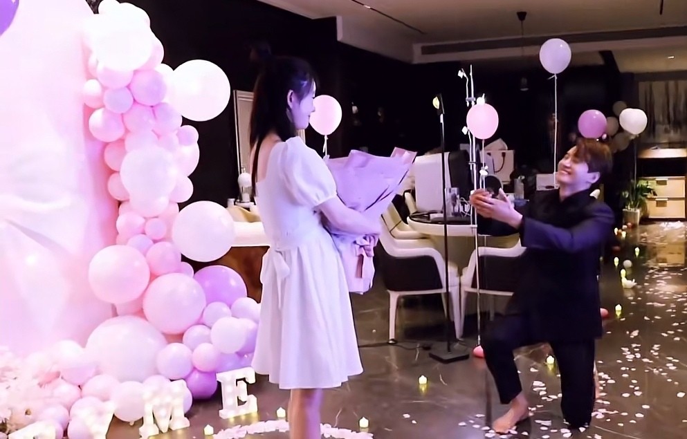 金恩圣求婚成功！单膝跪地惹张檬落泪，视频暴露二人已同居多时