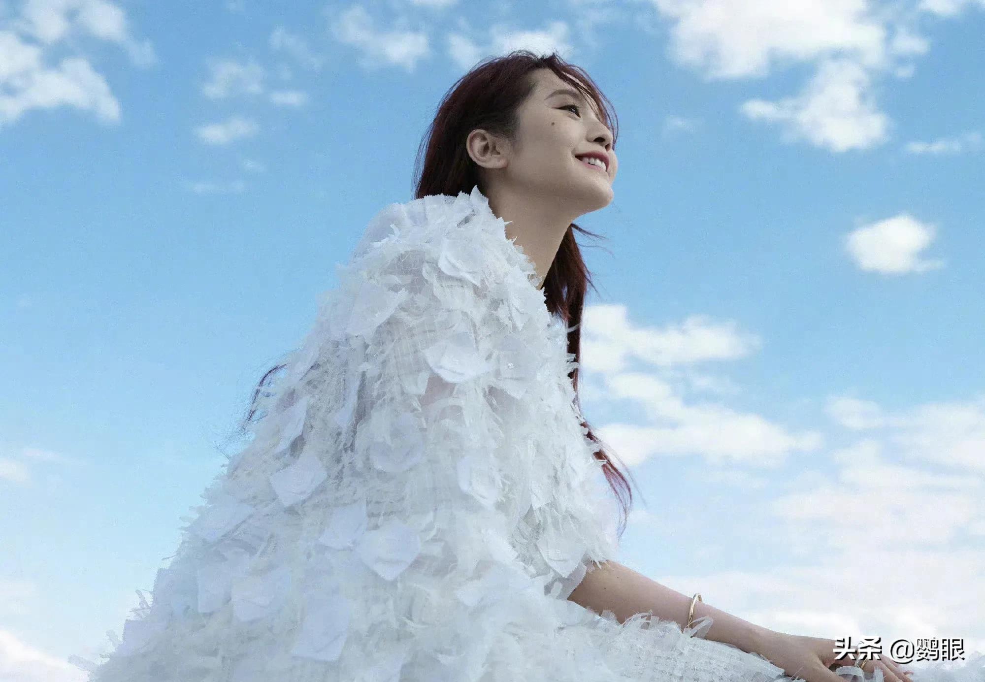 杨丞琳最新瑞丽写真，天空十分美，人更美