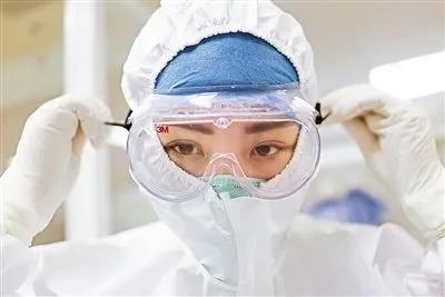 七绝·赞抗疫白衣天使

悬壶济世救苍生，
逆行而上赴征程。
妙手回春除病痛，
大爱无疆护安宁。

**标题：**
医者仁心战疫情，白衣执甲护人民安康