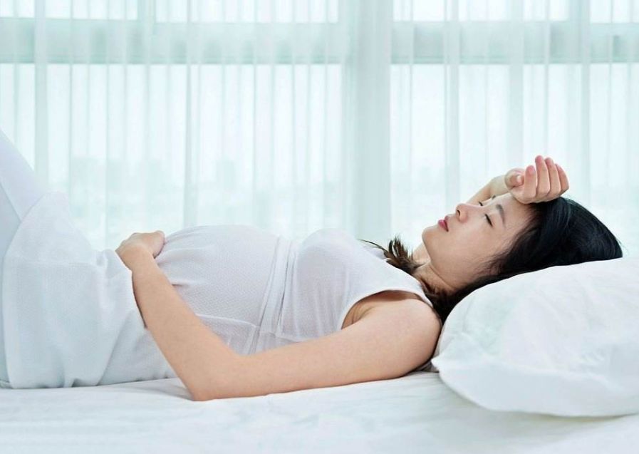 卢靖姗坐韩庚大腿庆生，孕7月状态极佳，“运动型孕妈”不一般