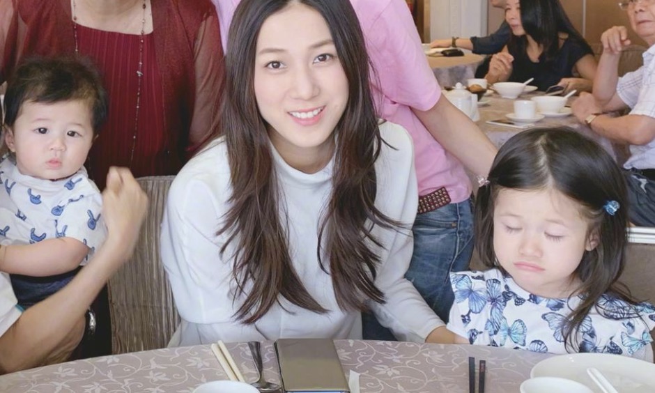 钟嘉欣官宣怀三胎后首晒照，陪娃坐旋转木马，背双肩包朴实接地气