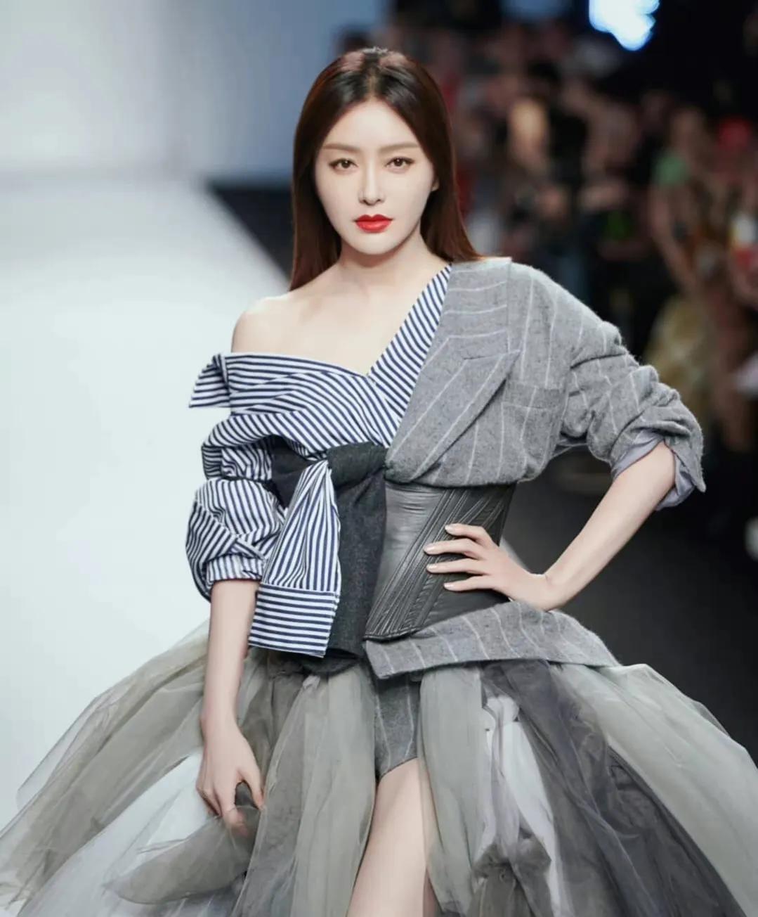 秦岚走秀！