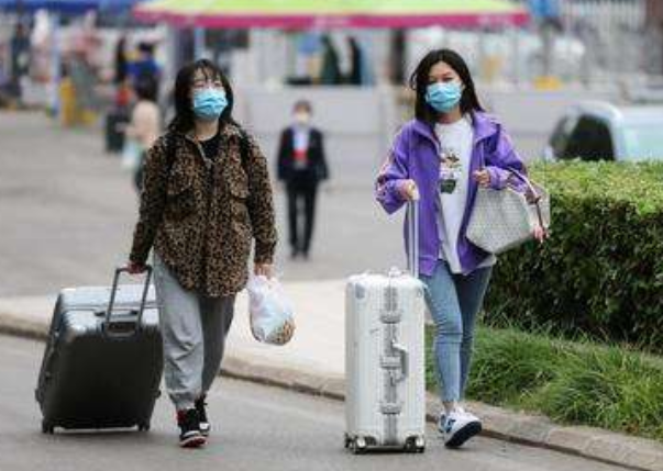 女大学生开学返校，行李箱塞满几十瓶牛奶，引发评论区网友共鸣