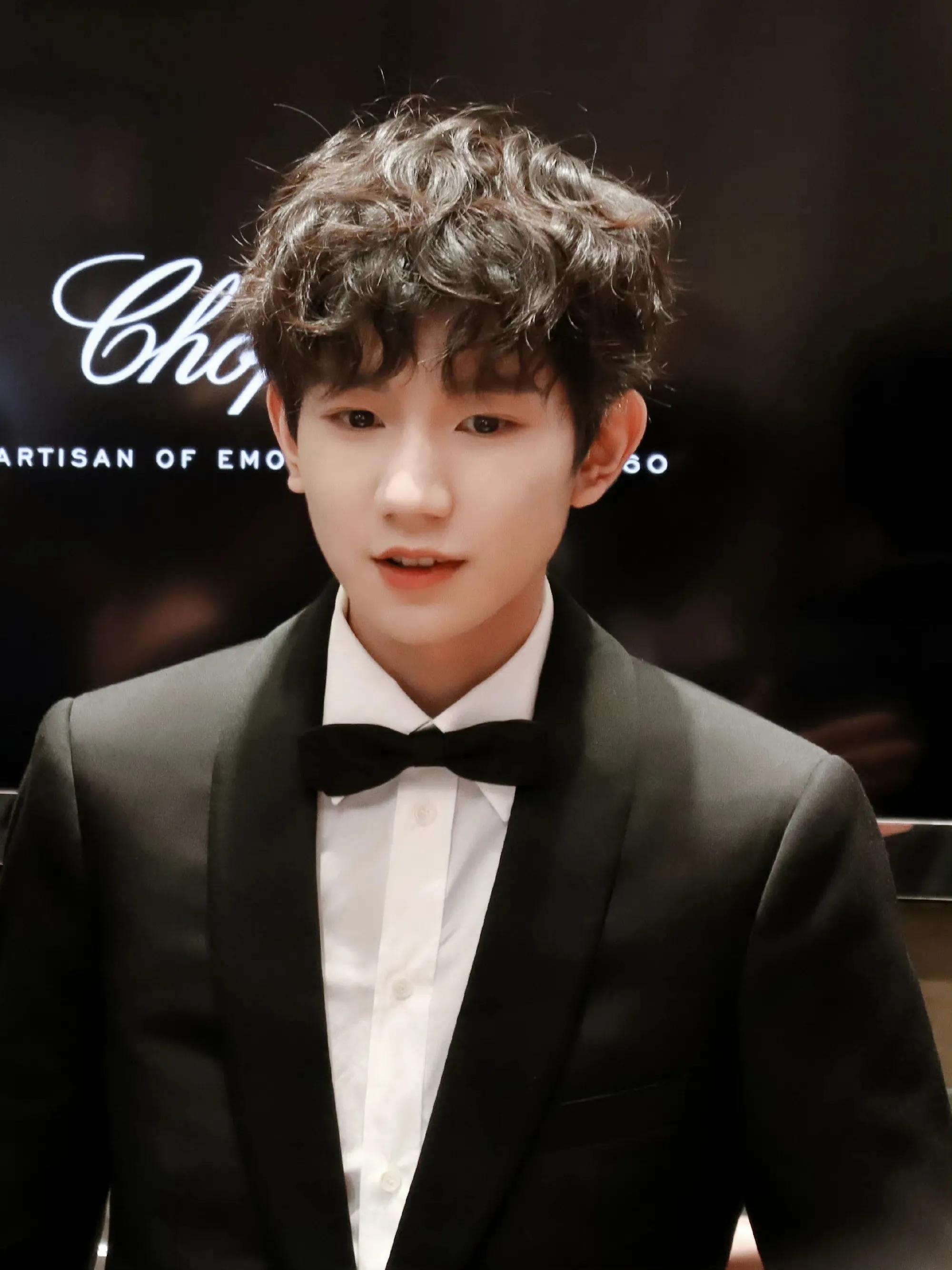 王源王源也是出道早期都是这种羊毛卷造型,可能年龄小