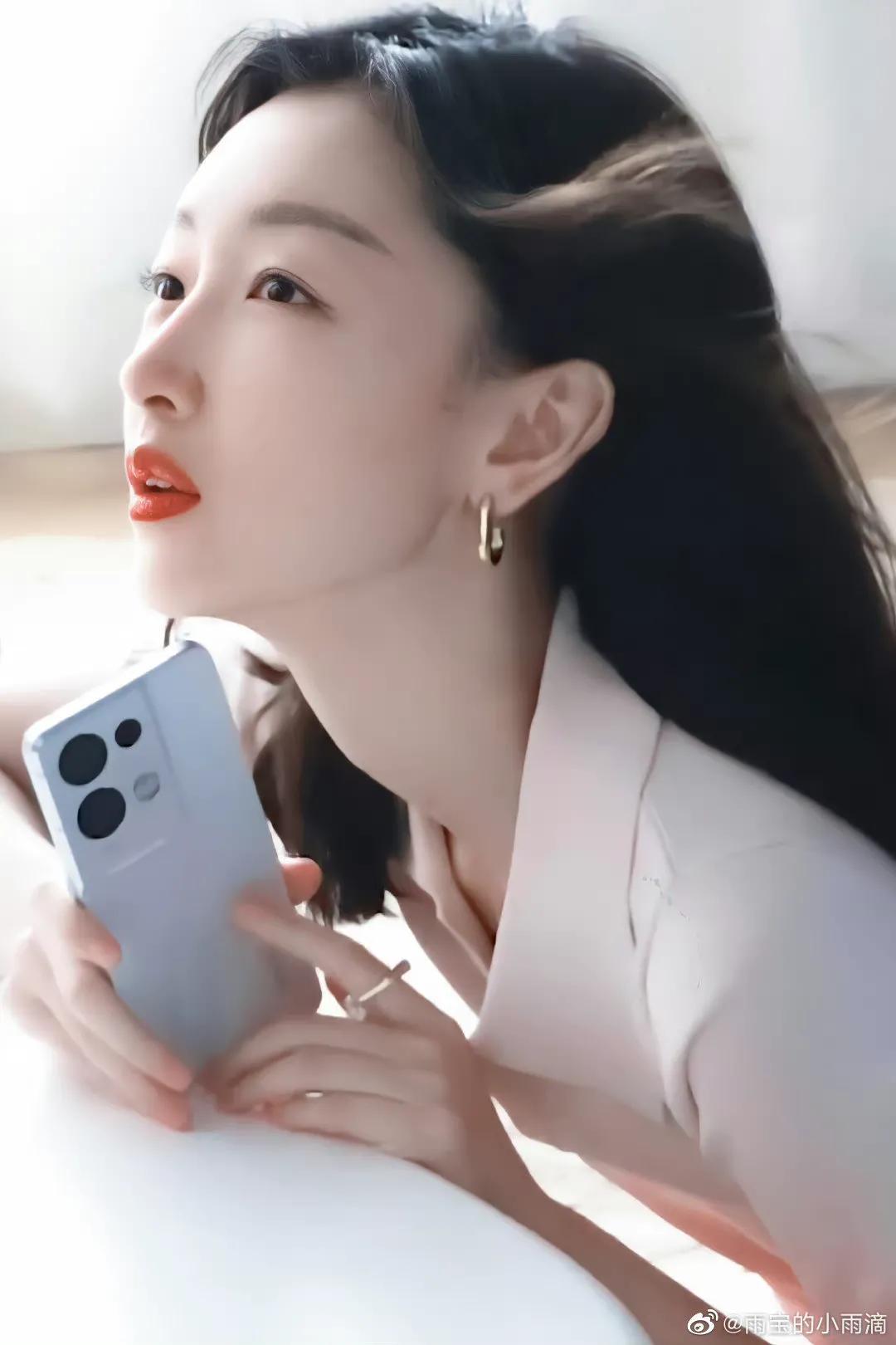 美女明星 周冬雨的眼睛配脸型真的是绝配太美了