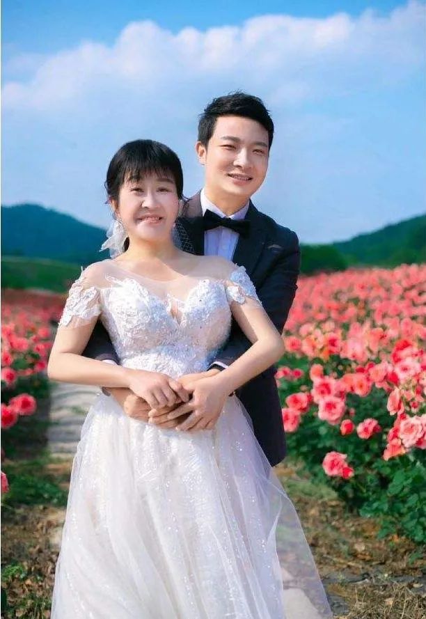 姐弟恋到底有多甜！46岁女诗人余秀华与90后男友结婚，各有所“图”的婚姻才幸福
