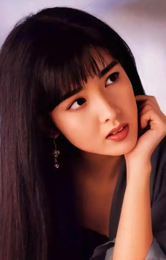 香港这一夜,56岁的周慧敏把娱乐圈中的"偏见",体现得淋漓尽致