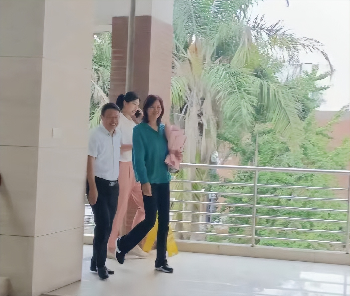 61岁郎平学校引围观！穿平底鞋比男生高一截，一双筷子腿十分抢镜