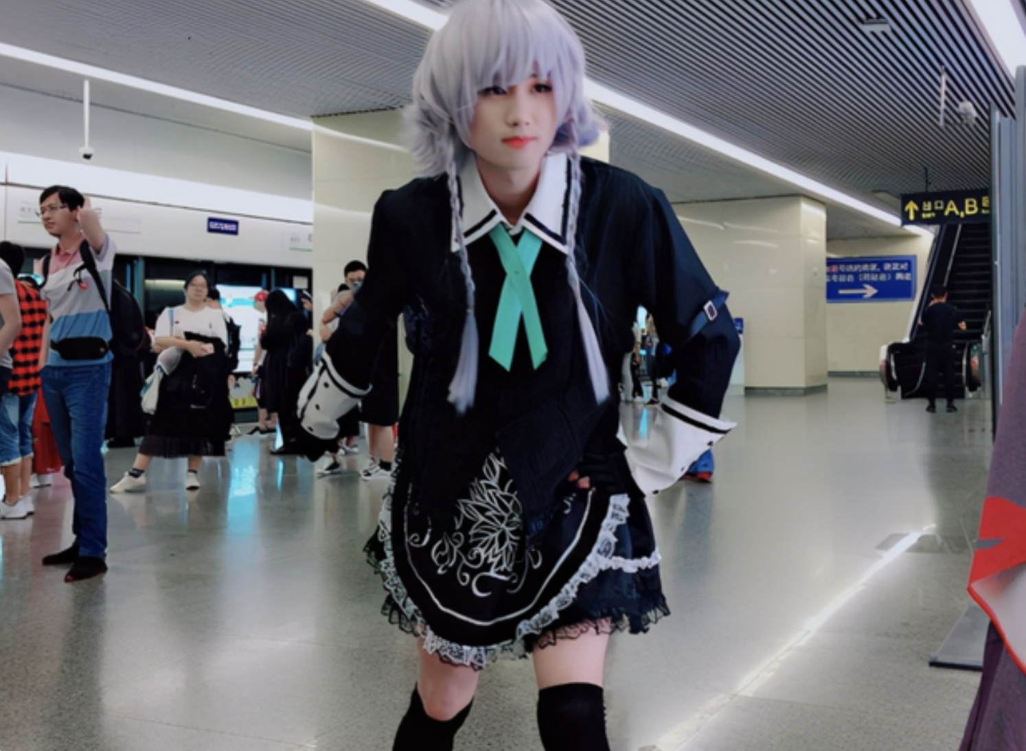 男扮女装化妆过程(男扮女装穿黑色长袜化妆过程)-第5张图片