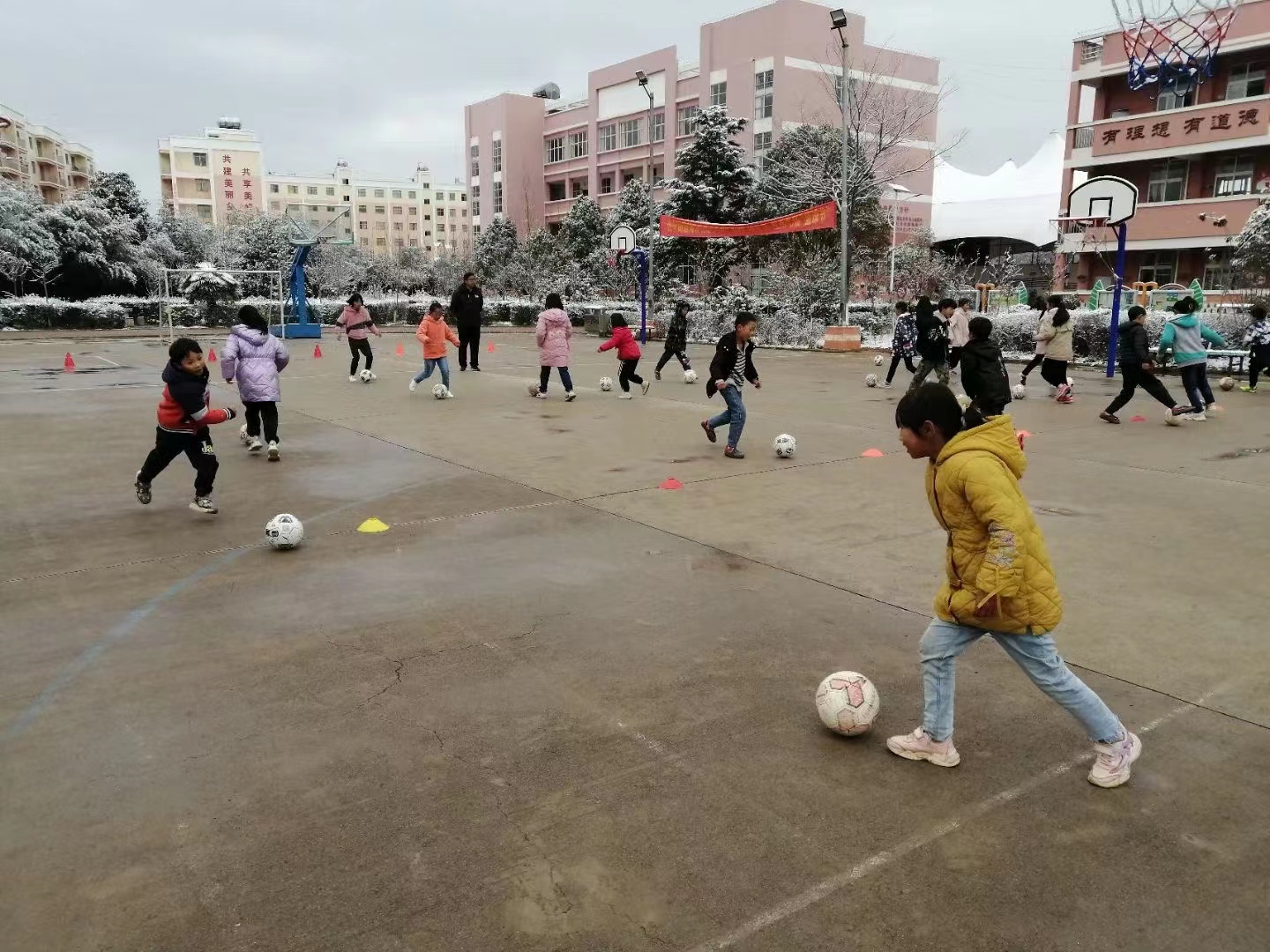 坐在足球里的小女孩(中国女足夺冠后 乌蒙山里的小学生女足球队：长大后我想成为你)