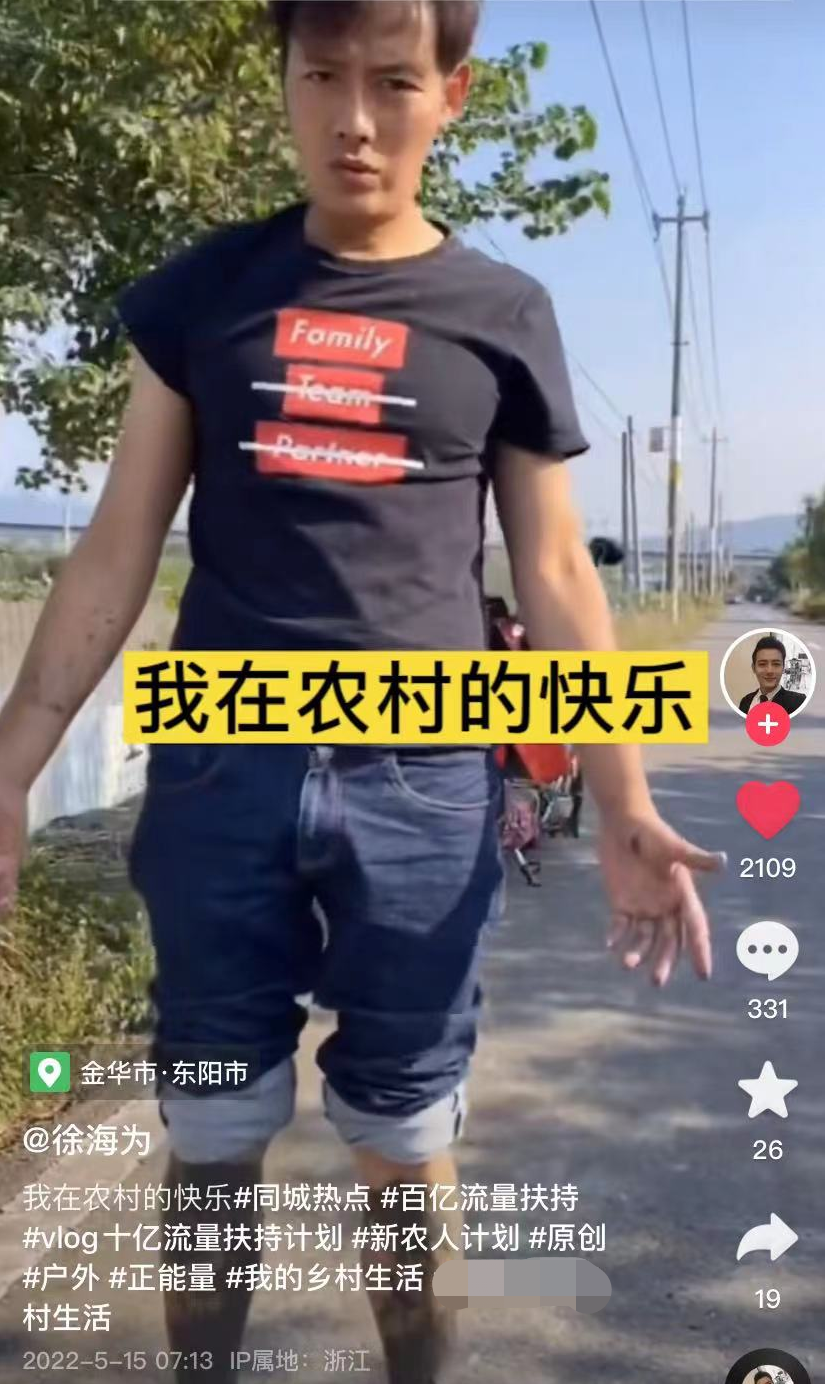 37岁男演员定居农村，下地干活浑身是泥，照顾九旬奶奶住简陋平房