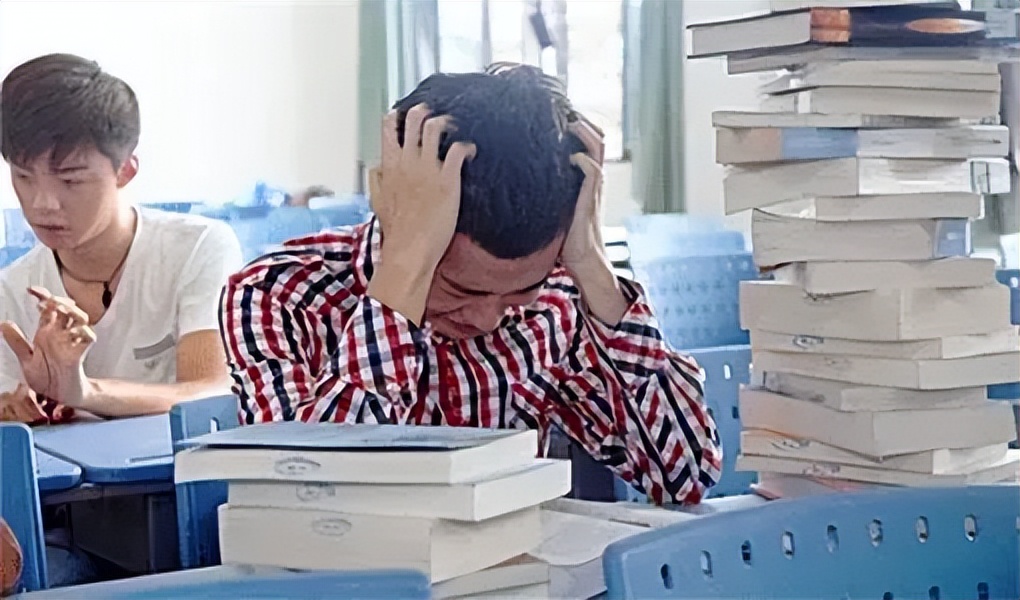 穿着性感的女教师深受学生喜爱，家长却充满反对声：不配为人师表