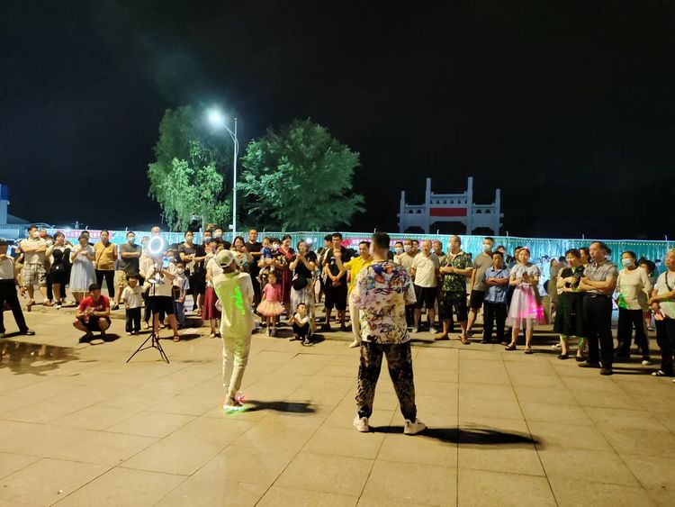 赞！钢城区街头艺人展演亮相大汶河广场！