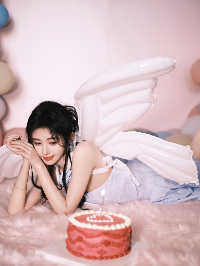 鞠婧祎图片6月18日(鞠婧祎生日写真曝光 戴皇冠背粉色翅膀可爱俏皮)