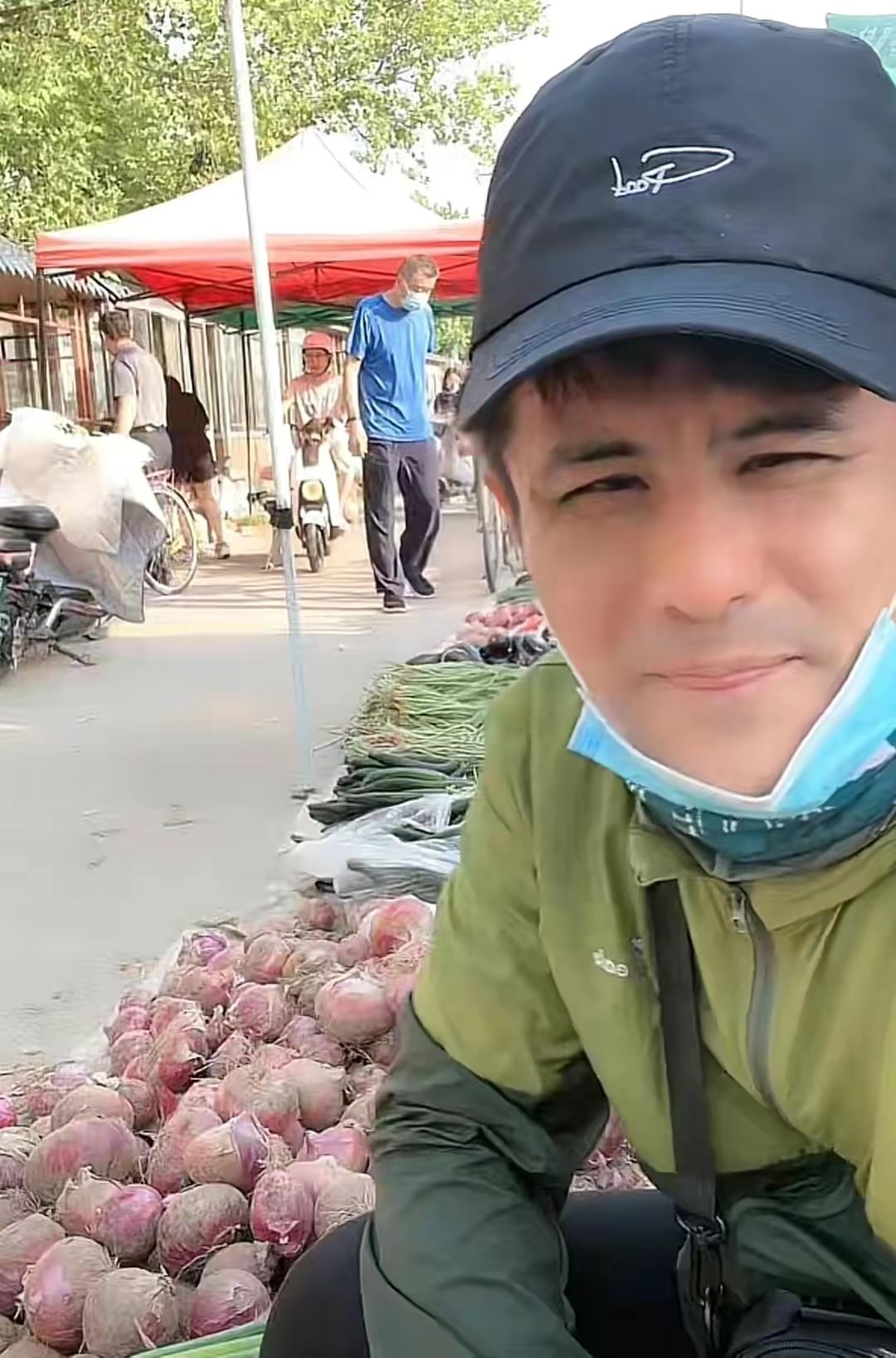 星光大道冠军近况凄惨，花光资产还负债百万，住桥洞卖菜过活