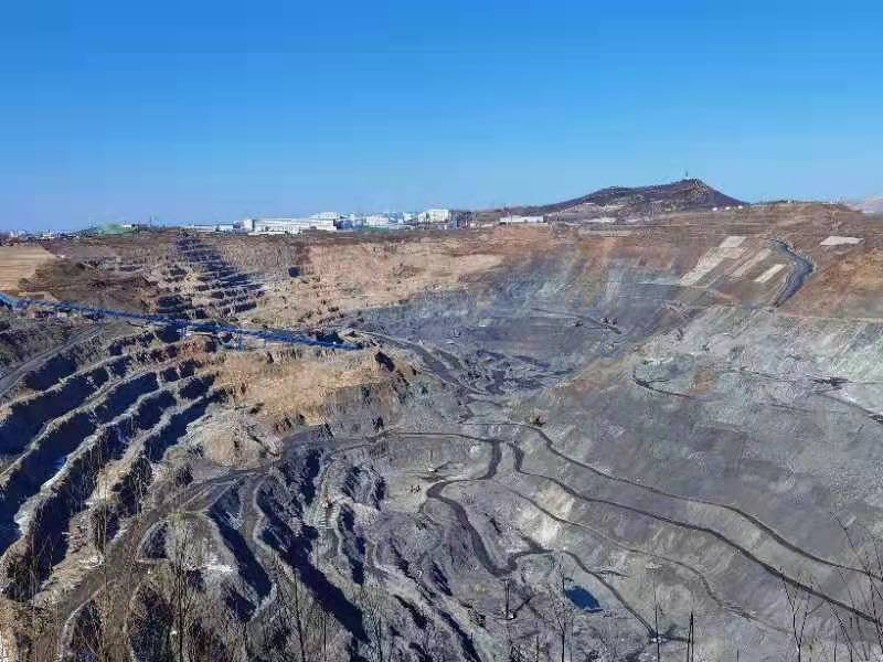 初一,矿山监管监察科对司家营铁矿进行检查地震台同志24小时在岗值守