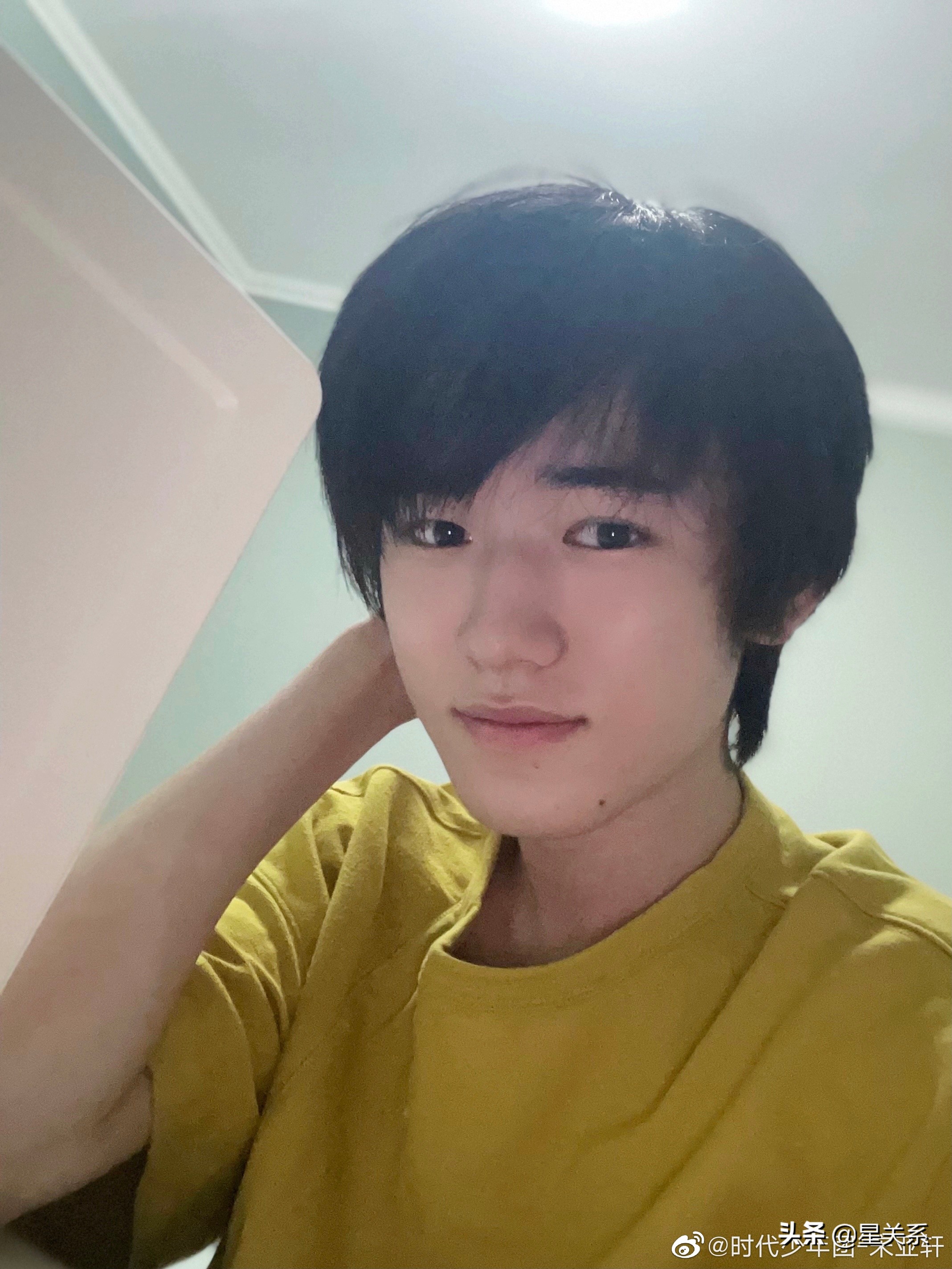 宋亚轩高考后首次“抛头露面”，然而一组照片却引发网友热议