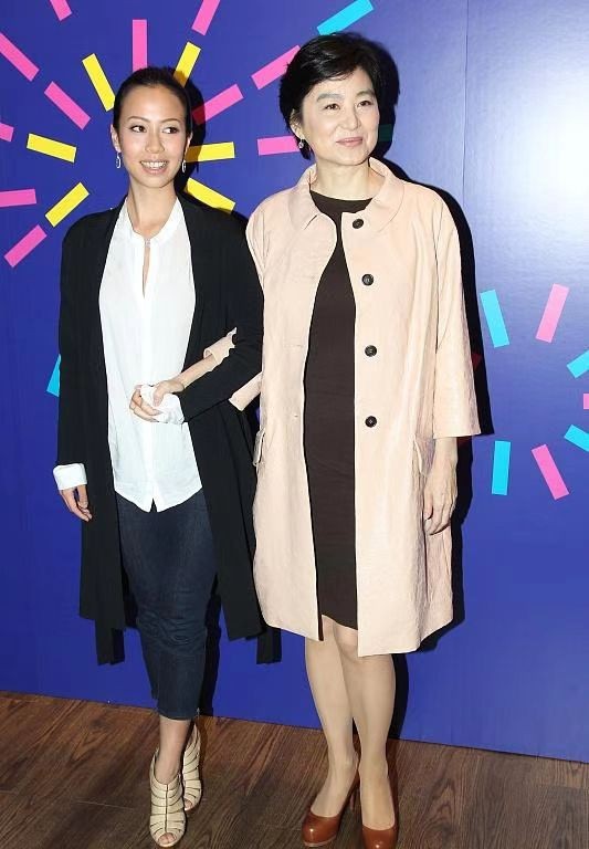 林青霞一看就嫁对人了！挽手老公出镜，满脸笑意短发看着都好女人