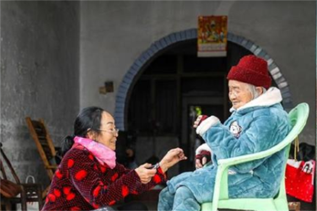 未婚夫战场牺牲，她带准婆婆出嫁，不离不弃奉养“妈妈”40年