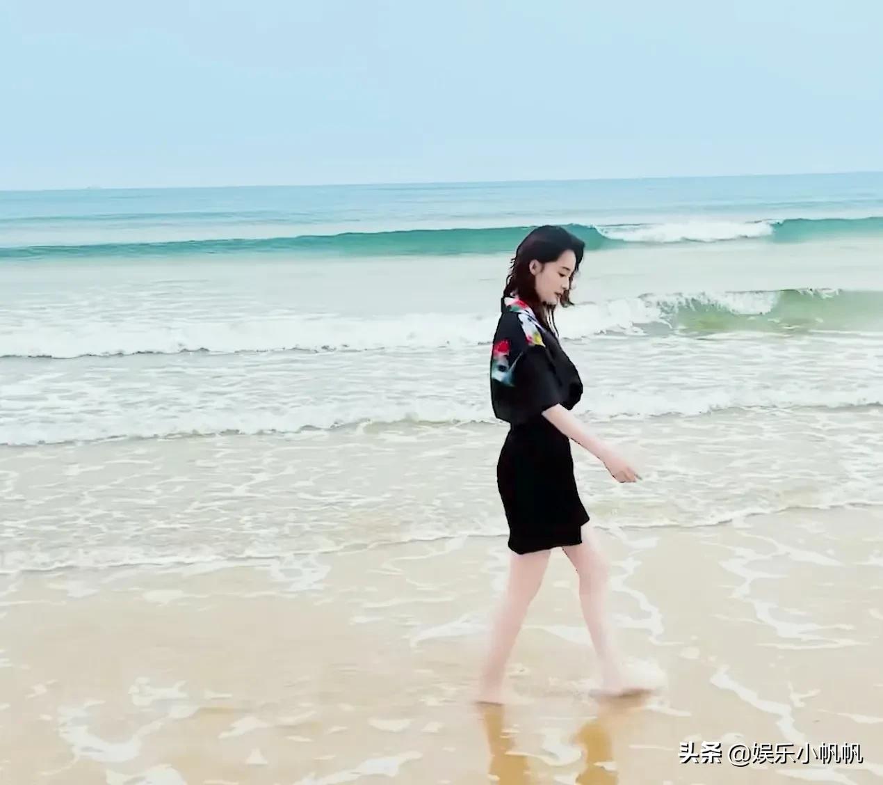 李沁宣传新剧玩出了新花样儿，海风海浪齐上阵，还光着脚丫子踩水