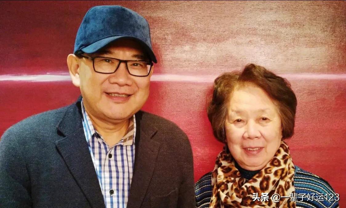 高贵的大学教师妈妈（这几位上海主持人的母亲气质都很高雅）