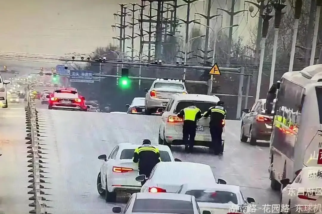 战风斗雪！风雪路上的“警察蓝”很安心