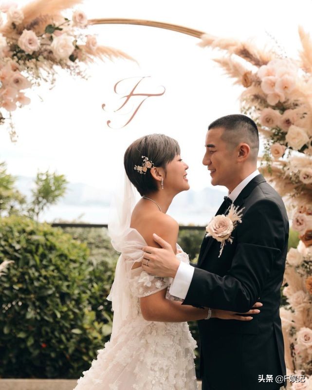 送鲜花和深情告白！TVB小生洪永城与太太结婚一周年分隔两地