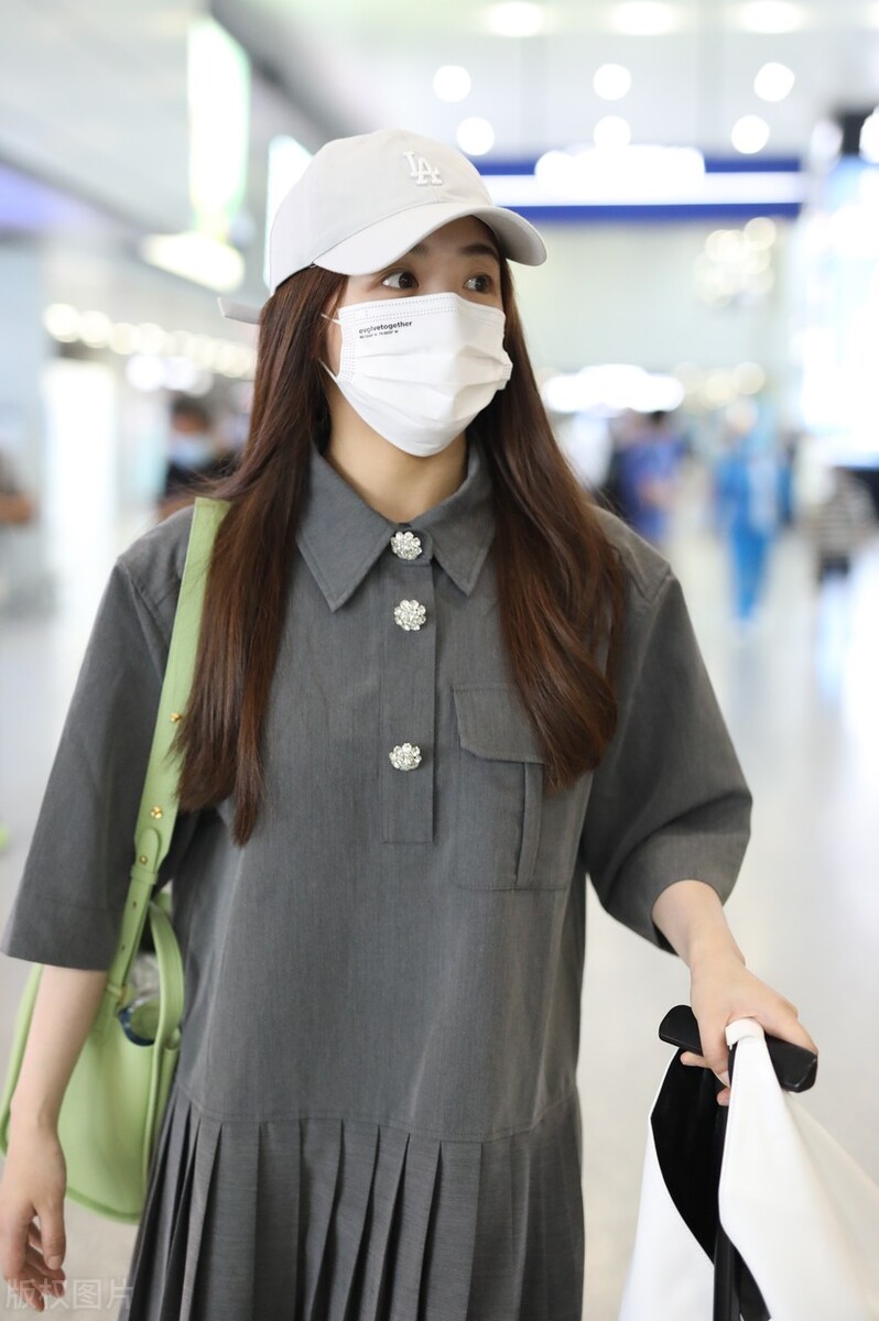 酸酸甜甜就是我 张含韵棒球帽搭配宽松连衣裙 青春活力满满