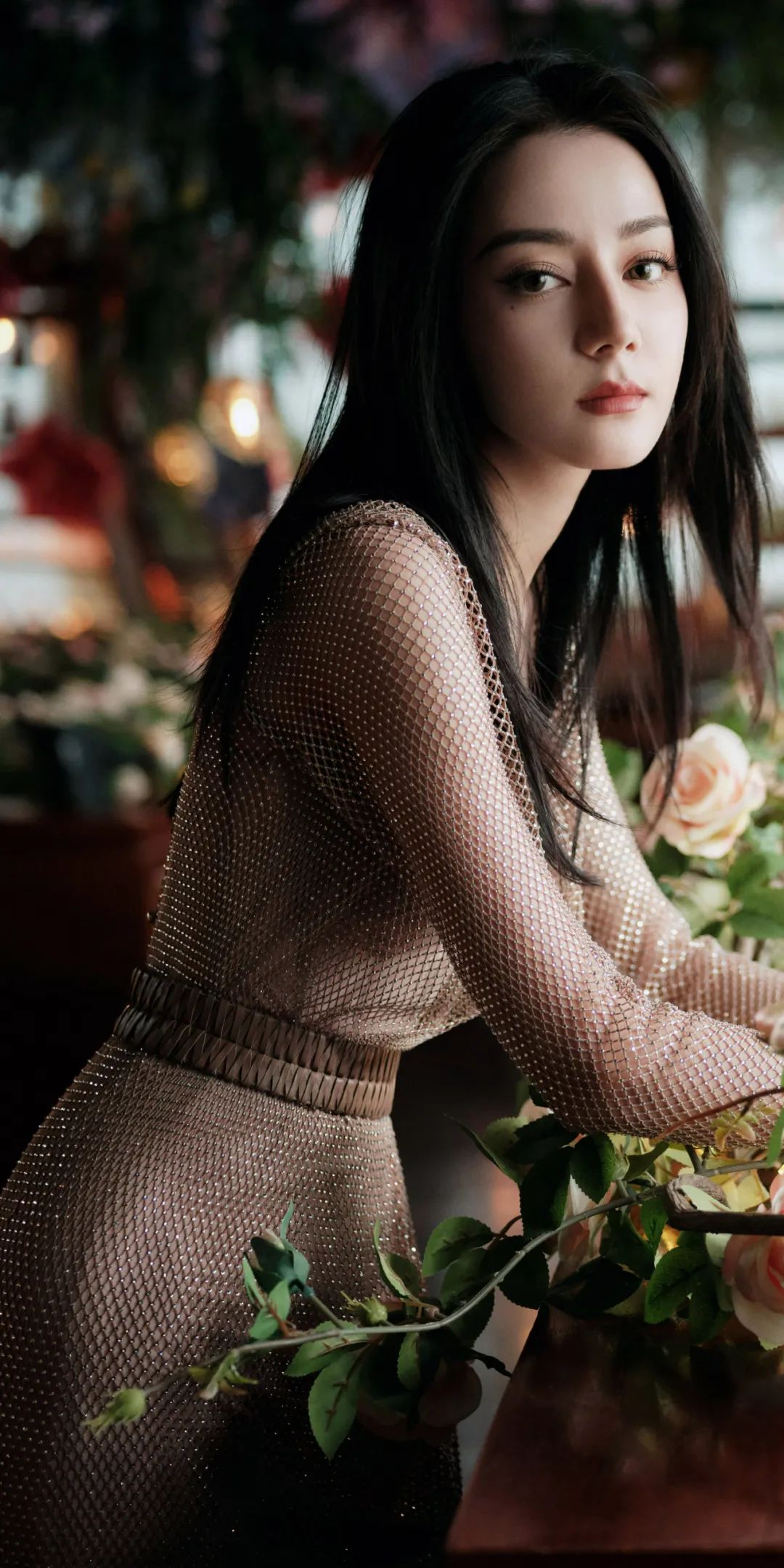 明星写真:迪丽热巴水晶镶钻透视连衣裙优雅摆拍,散发迷人魅力