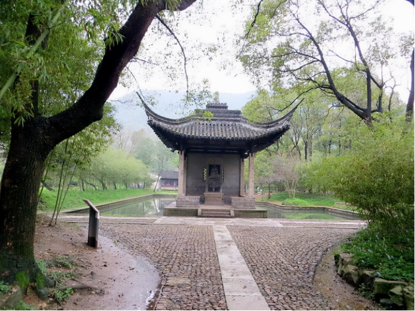 凤仪亭是个公开场所,吕布为啥在这儿和貂蝉私会?貂蝉:我故意的