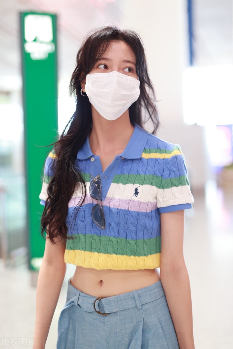 街拍：宋妍霏Ralph lauren条纹polo蓝色阔腿裤时尚休闲