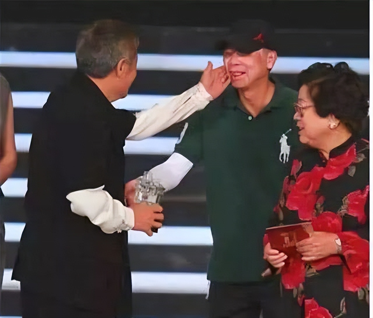 敢当众扇冯小刚耳光的，估计也只有赵本山了吧，网友评价：活该