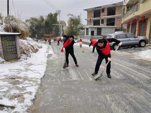 隆回县高平镇：除雪破冰送温暖，为群众出行平安护航