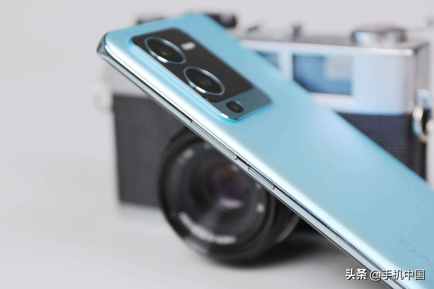 vivo S15 Pro图赏：双曲面设计 给你“盛夏”中的一丝清凉