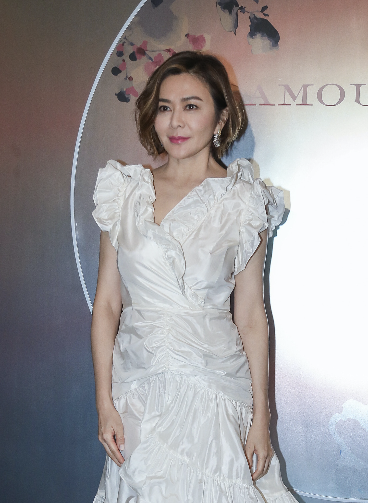 关之琳与年轻男伴逛艺术展,有说有笑表现亲密,打扮素朴难掩气质