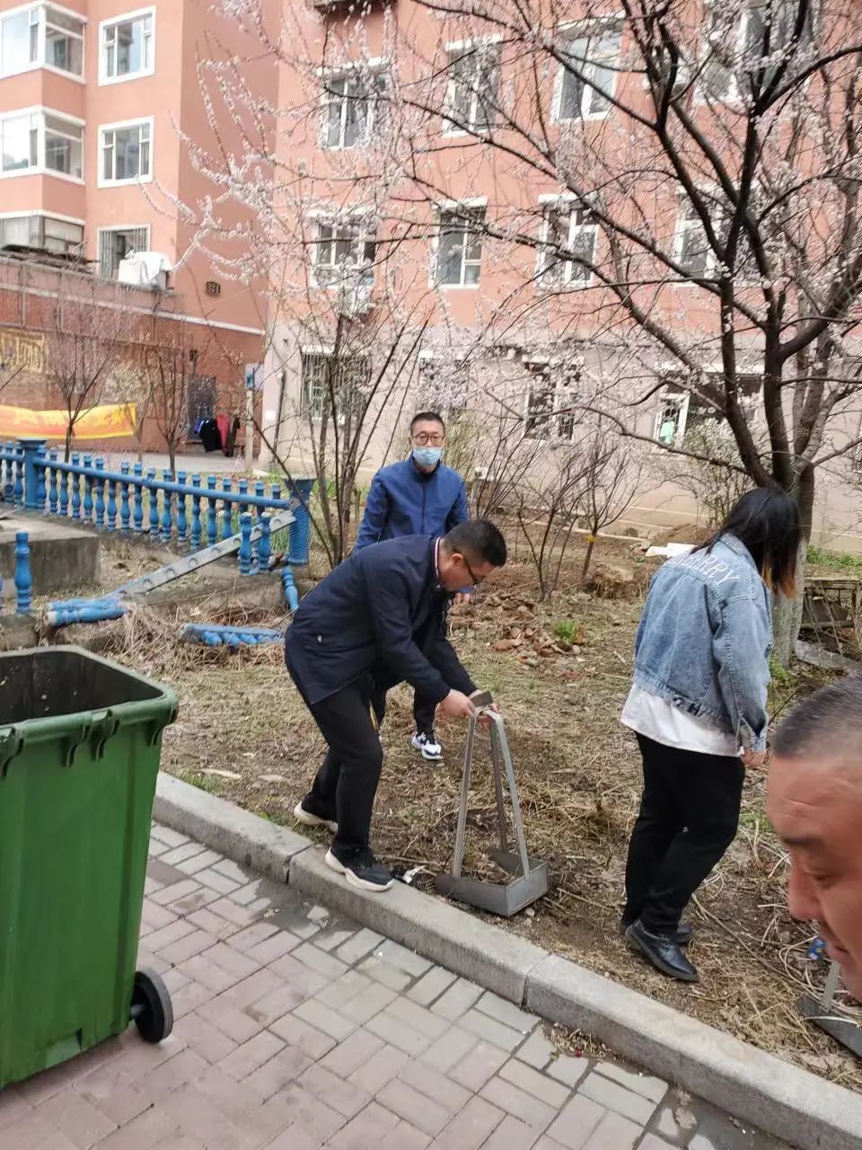 共驻共建共创城——辉南县人民法院深入社区开展卫生志愿服务