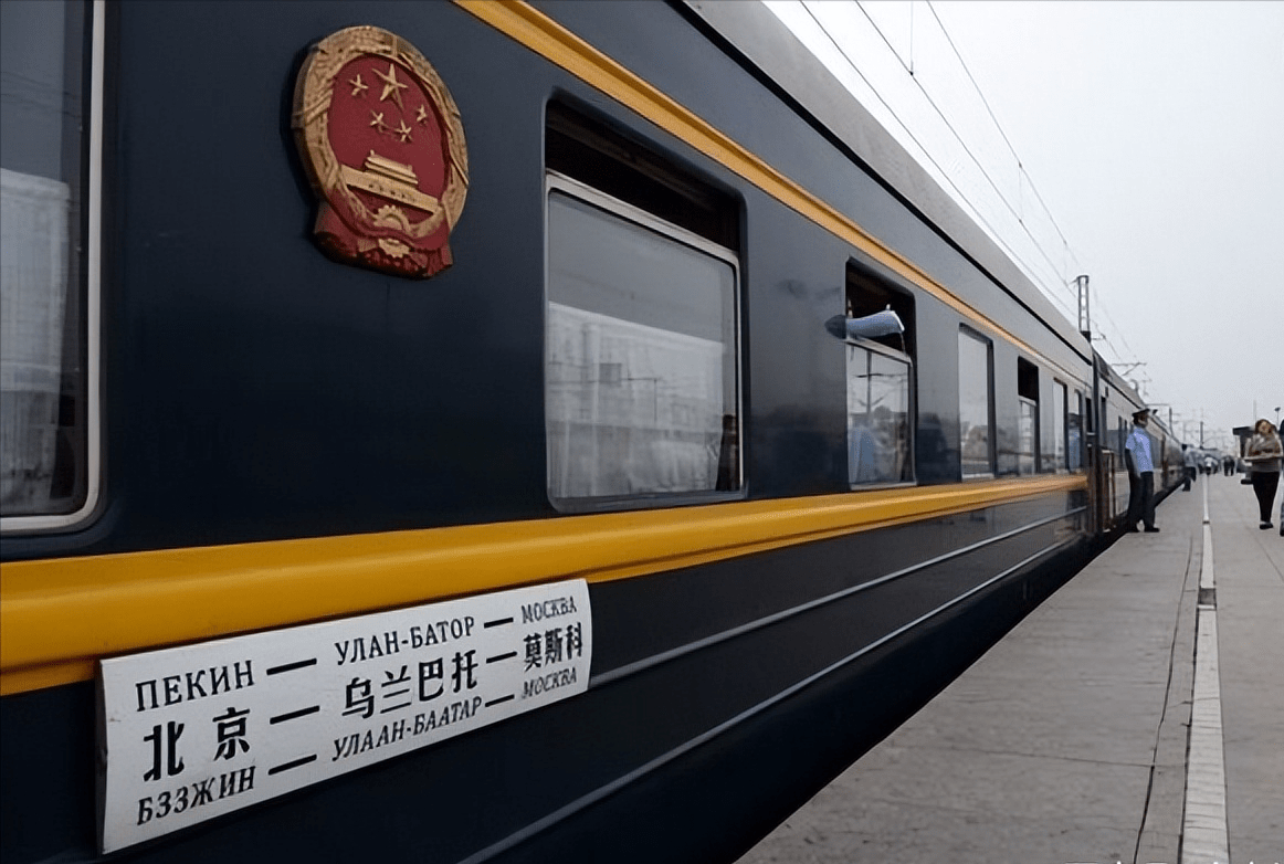 什么是动车(中国火车进入俄罗斯，为何要停5小时才能走？火车换底盘了解一下)