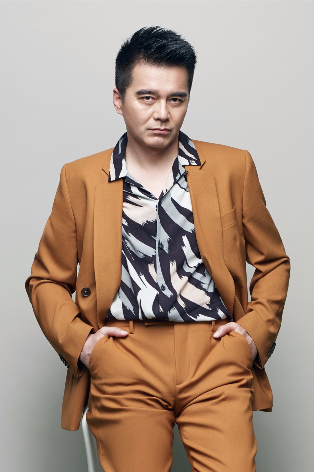 许亚军:4段婚姻2个孩子,与何晴离婚后,他的婚姻状况怎样了?