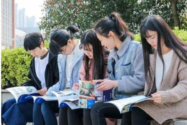 大学生迎来坏消息，多所高校学费上调，家长：上不起学了