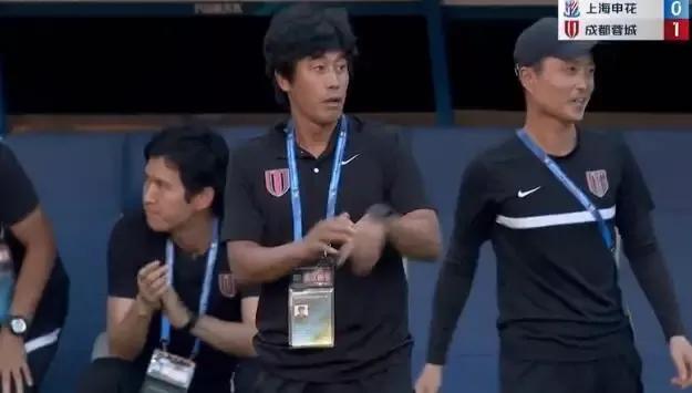 足球比赛教练应该在哪里（国足必须打好翻身仗，主教练在哪里，咱得好好白话白话）