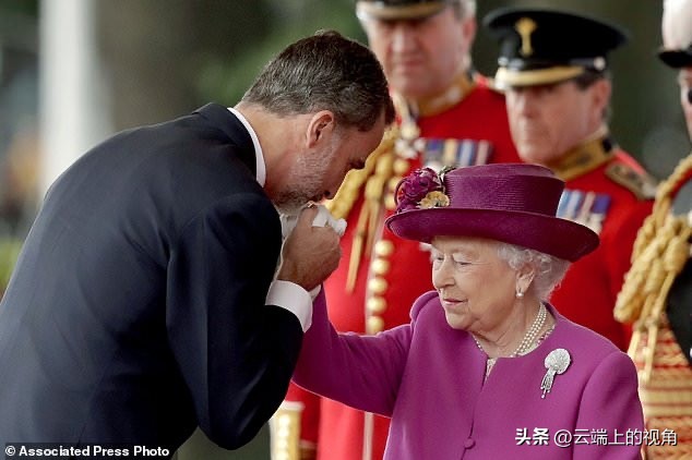 英国女王伊丽莎白二世（欧洲王室皆亲戚，他们和英女王都是什么关系，好心送葬却闹乌龙）