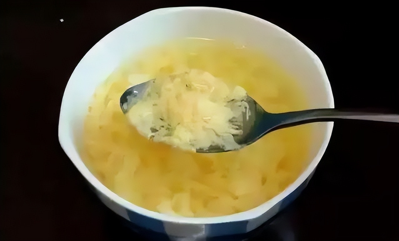 “开水冲鸡蛋”滴香油，坚持喝半年，最后会怎么样？医生揭晓真相