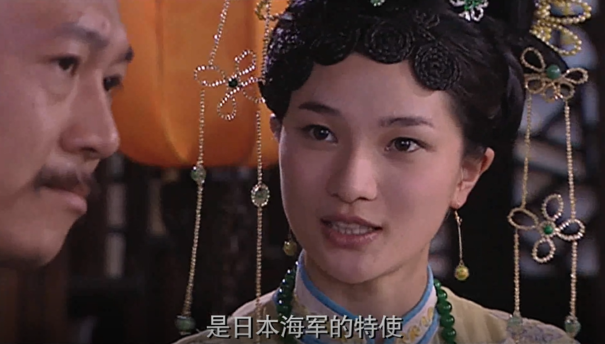 王爷的妾室为了争宠，在饭桌上干呕起来，谎称自己怀孕了，国产片