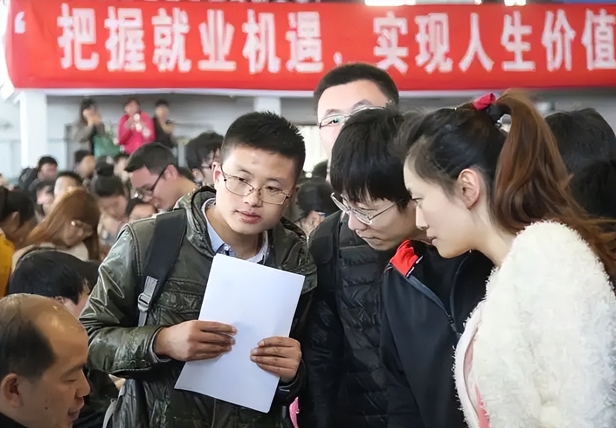 中铁七局公开招聘，平均工资7400元左右，本科起报多地有岗